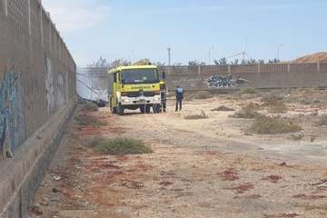 Un incendio calcina una chabola en el solar del 'campo' de fútbol de La Garita/TA.